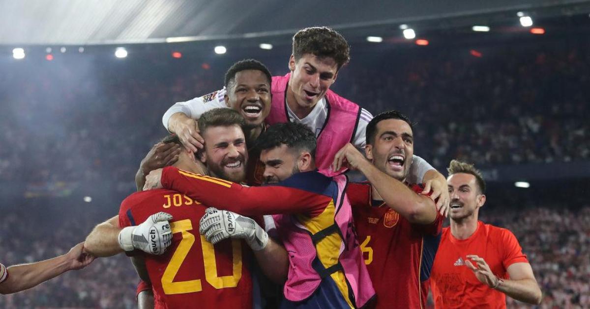 Unai Simon, en el centro celebra el título de la Liga de Nacionesl de la UEFA.