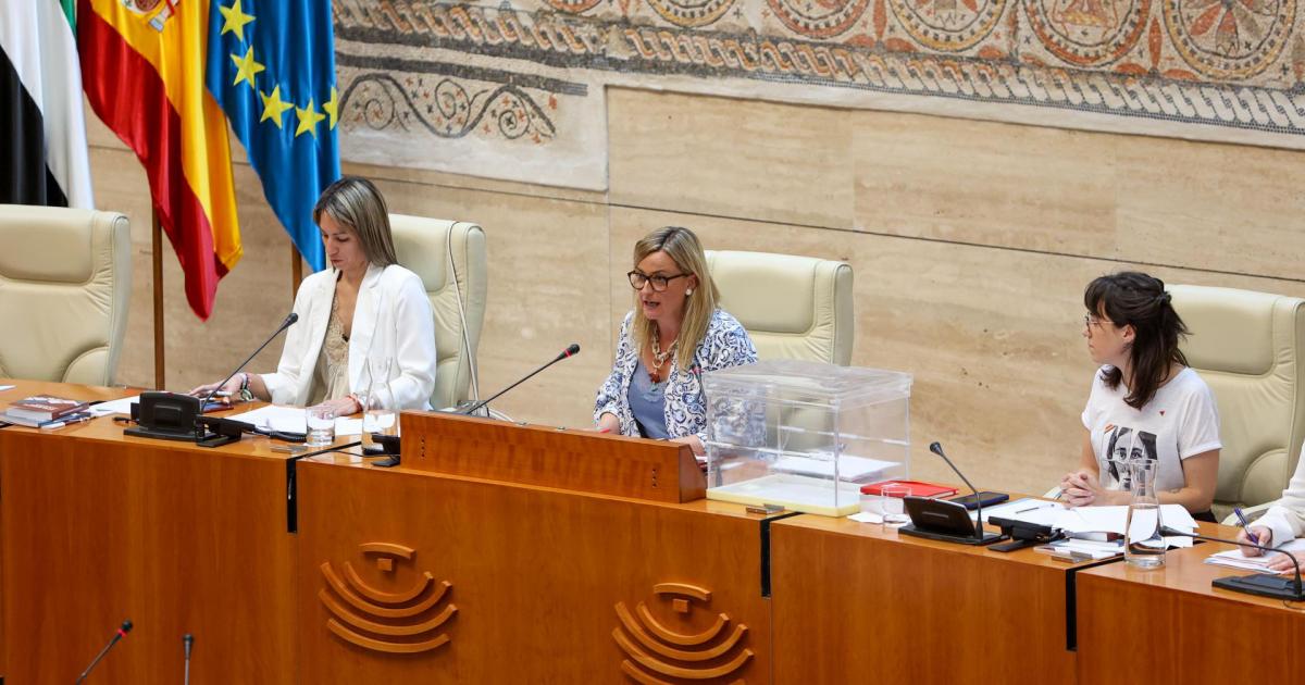 Sesión Constitutiva de la Asamblea de Extremadura tras las elecciones del 28M en la que la socialista Blanca Martín (c), ha sido elegida, en segunda vuelta, presidenta de la Asamblea.