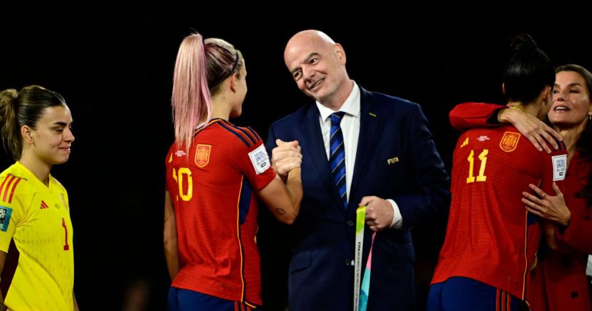 Gianni Infantino, presidente de la FIFA, felicita a Alexia Putellas tras ganar el Mundial