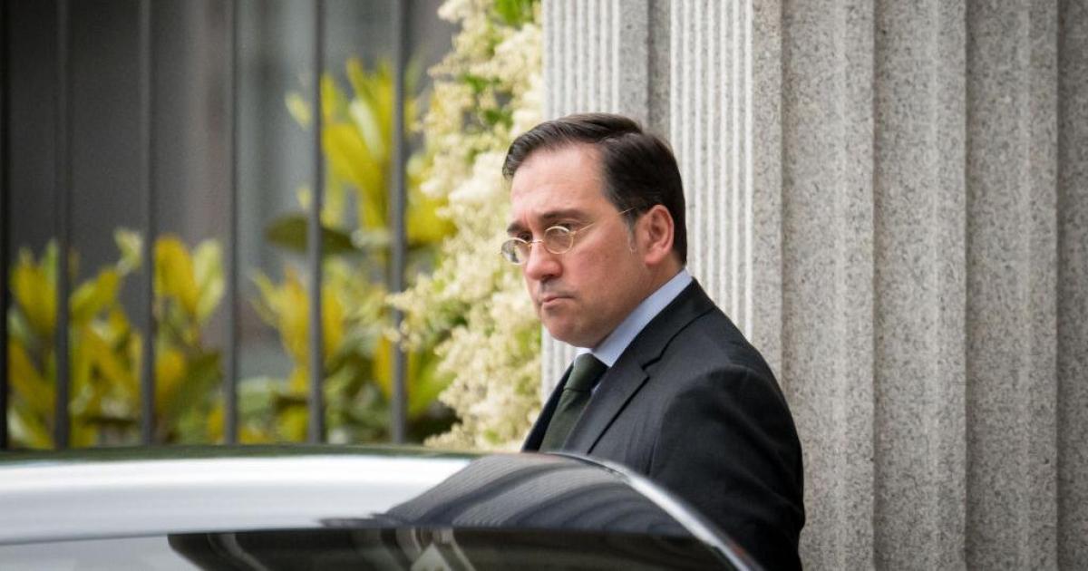 José Manuel Albares, con gesto muy serio tras su reunión con el embajador argentino