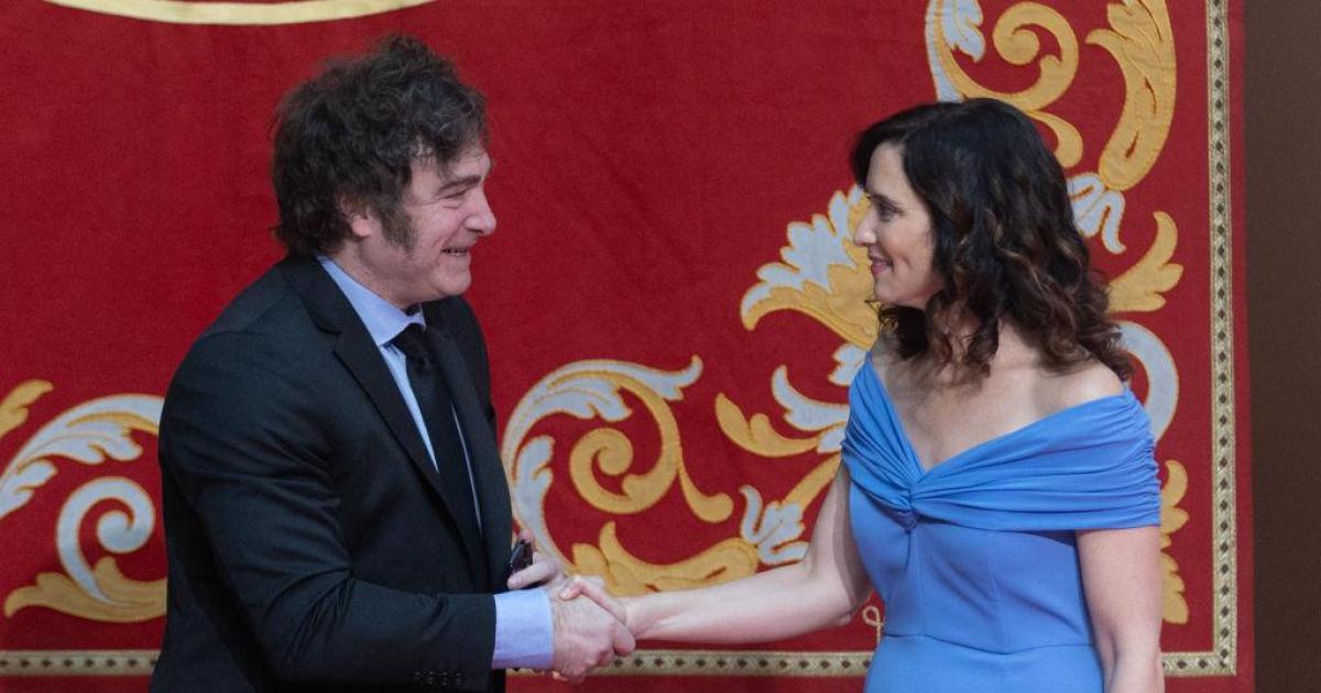 El presidente de Argentina, Javier Milei, se da la mano con la presidenta de la Comunidad de Madrid, Isabel Díaz Ayuso