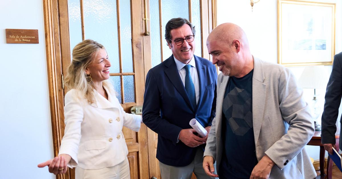 Foto de archivo de Yolanda Díaz, Antonio Garamendi y Unai Sordo.