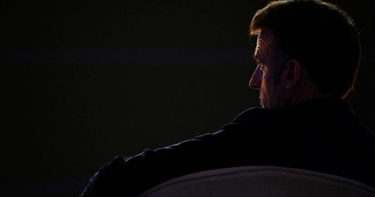 Macron, en una metafórica imagen en la oscuridad