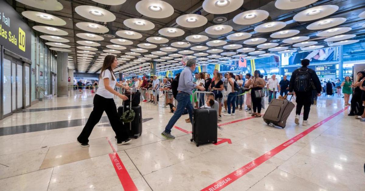 Viajeros en los pasillos del Aeropuerto Adolfo Suárez Madrid-Barajas