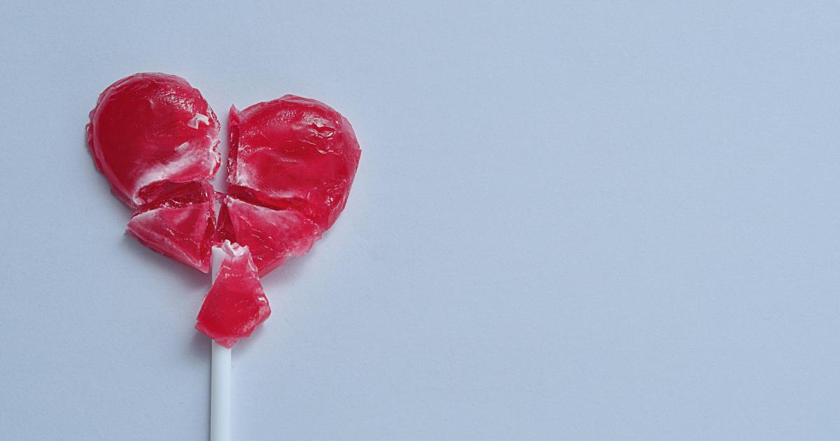Imagen de archivo de una piruleta de corazón rota.