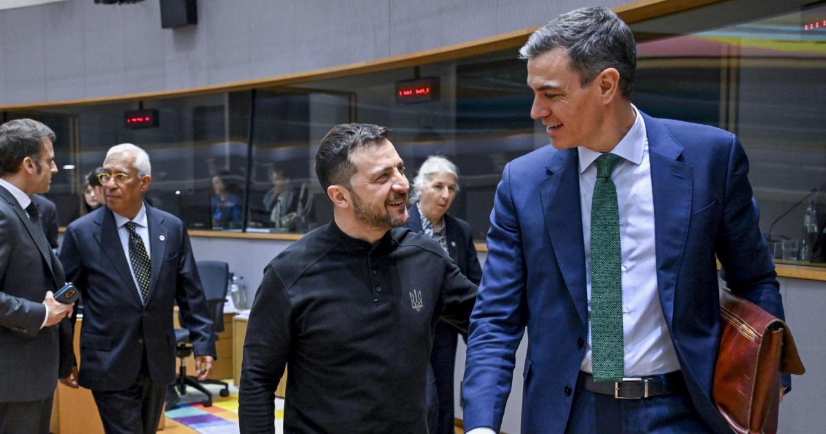 El presidente del Gobierno, Pedro Sánchez, saluda a su homólogo ucraniano, Volodimir Zelenski, en la reunión sobre defensa del Consejo Europeo