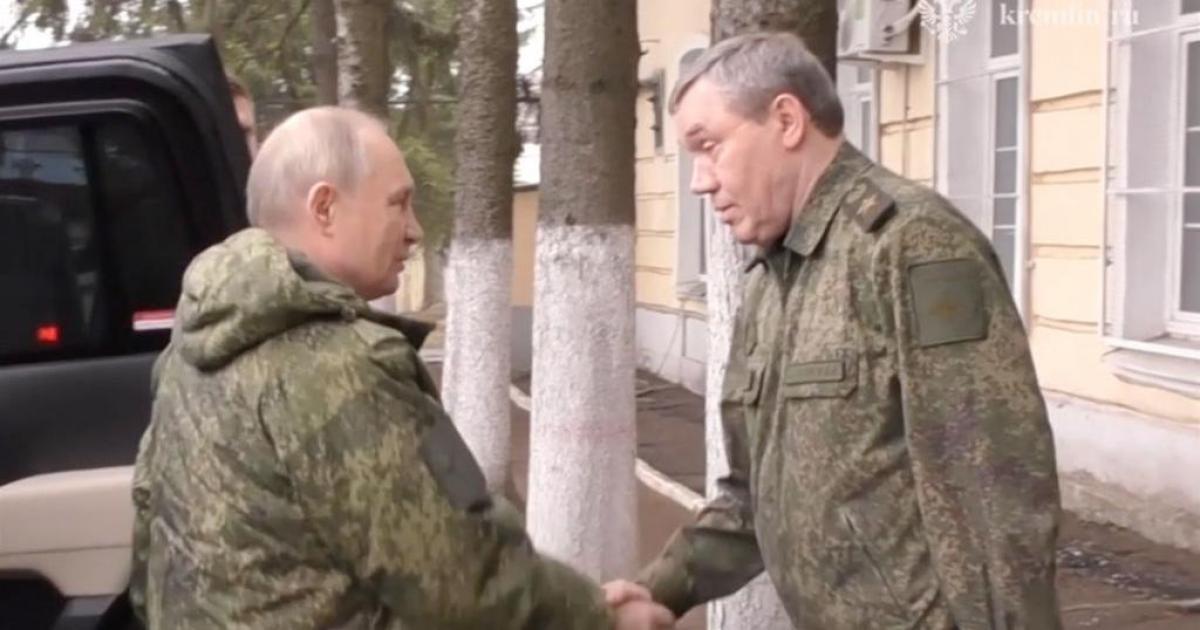 Vladimir Putin, vestido con uniforme militar, visita Kursk