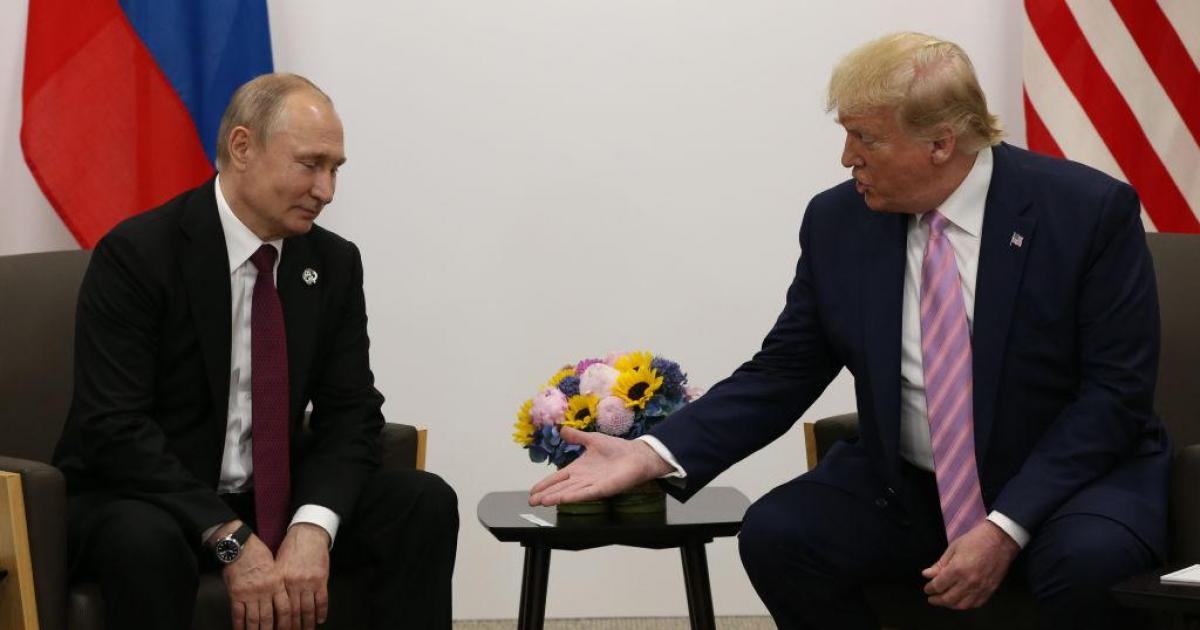 Putin y Trump, con gesto cordial, en una reunión hace años
