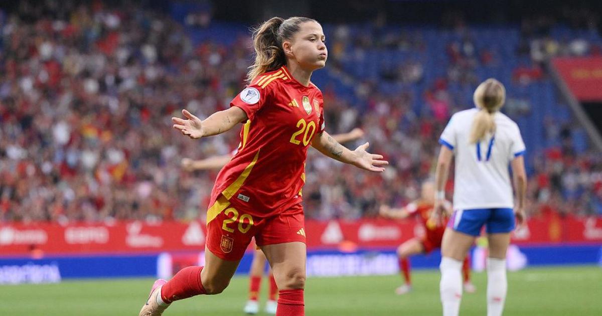 Claudia Pina celebra uno de sus goles a Inglaterra
