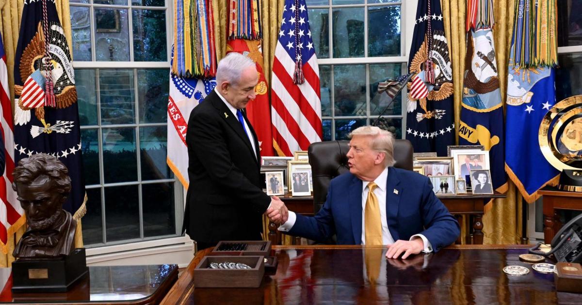 El primer ministro de Israel, Benjamín Netanyahu, saluda al presidente de EEUU, Donald Trump, en el Despacho OVal de la Casa Blanca.
