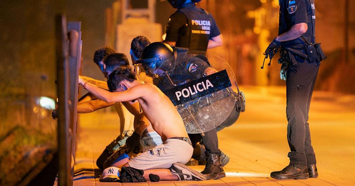 La policía arresta a varios manifestantes la tercera noche de disturbios de Torre Pacheco.