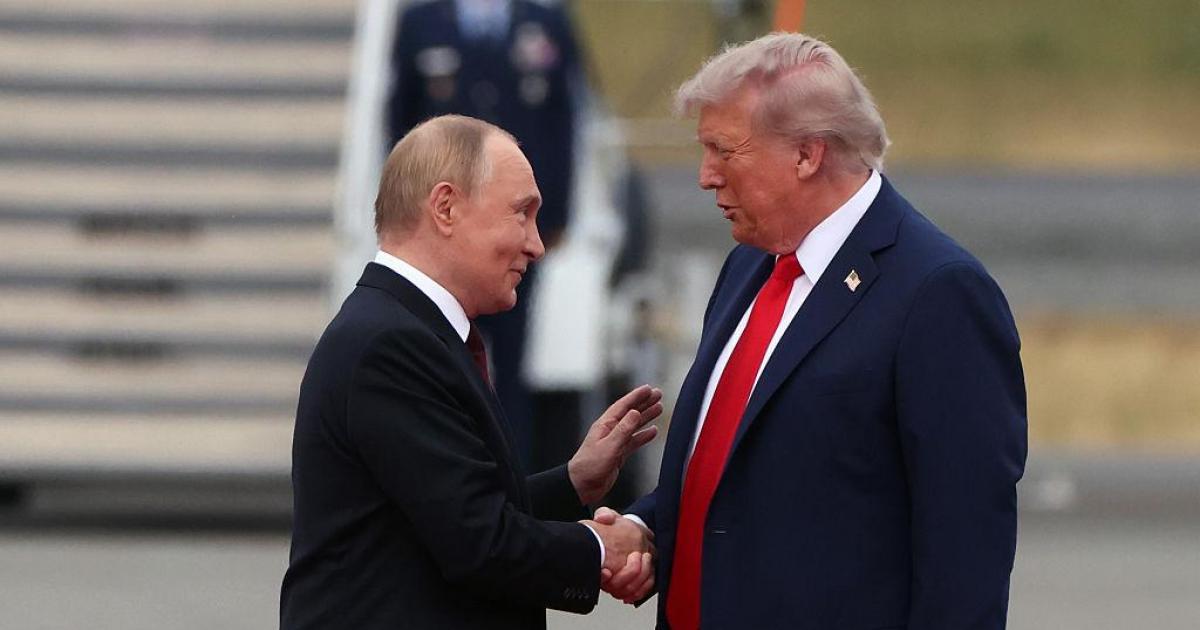 Vladimir Putin saluda a Donald Trump en su encuentro en Alaska.