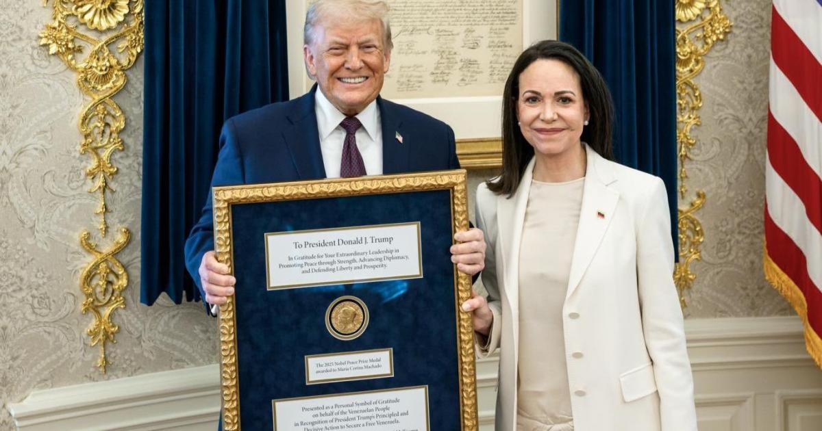 Momento en que la opositora María Corina Machado ofrece la medalla del Nobel de la Paz de 2025 al presidente de EEUU, Donald Trump; a pesar de las advertencias del comité de los premios.