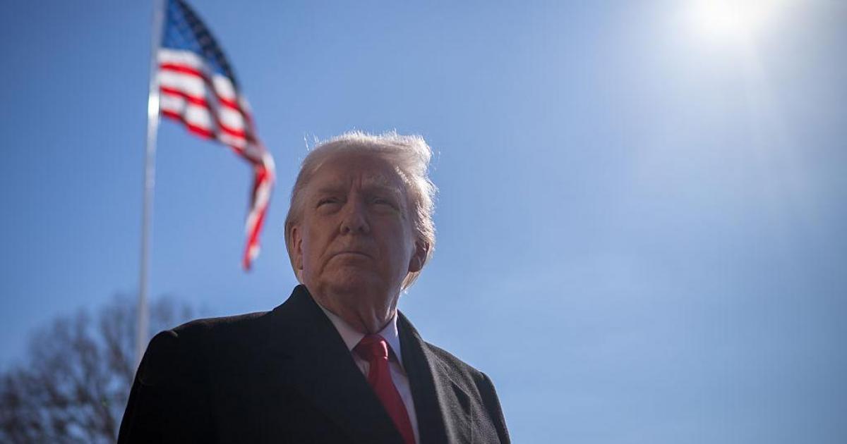 El presidente de EEUU, Donald Trump, sale de la Casa Blanca a bordo del helicóptero Marine One, el 13 de febrero de 2026, en Washington.