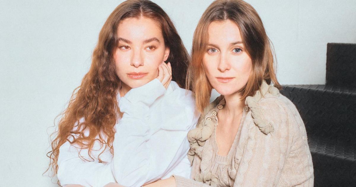 Sara Faro y María Soa, componentes de Fillas de Cassandra, en una imagen promocional de 'Tertúlia'.