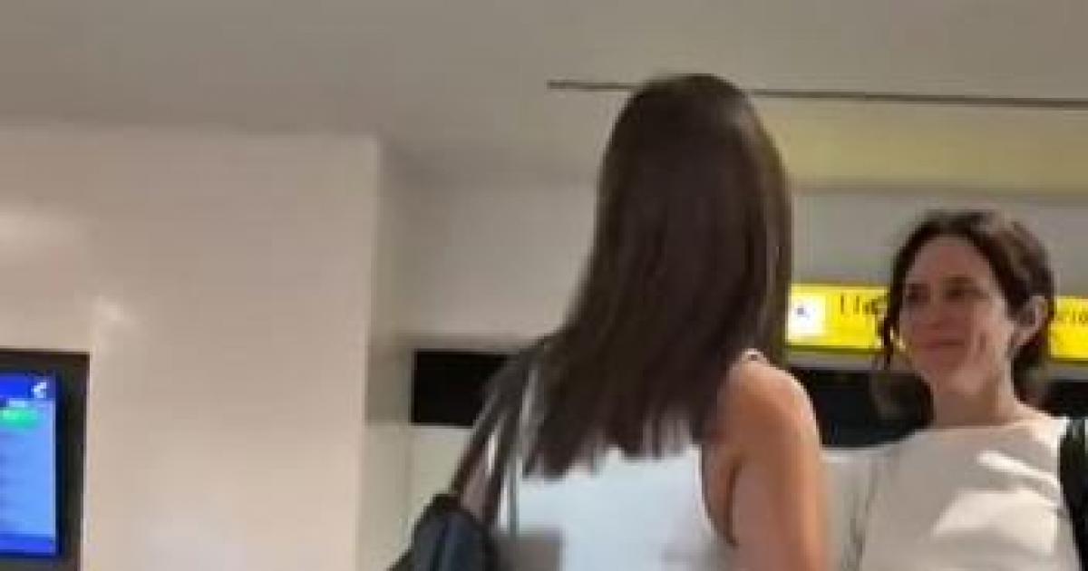 Una mexicana critica a Ayuso en un aeropuerto