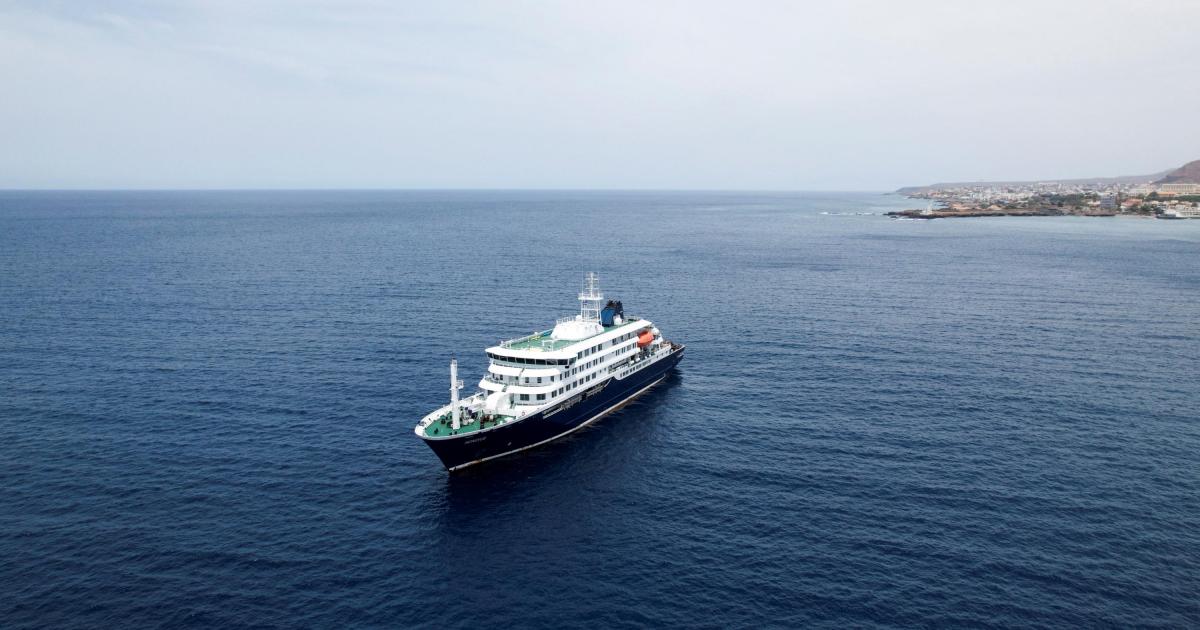 Vista aérea del crrucero MV Hondius dejando atrás las costas de Cabo Verde en dirección Tenerife.