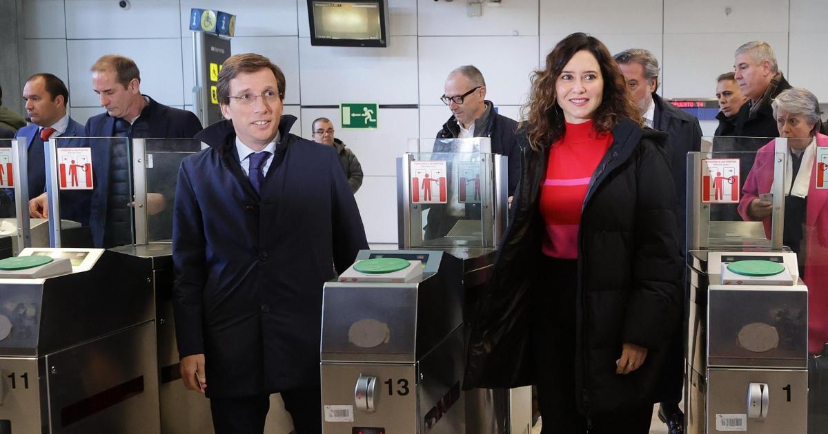 El regidor madrileño, Martínez-Almeida, y la presidenta madrileña, Isabel Díaz Ayuso; en el metro de Gran Vía.