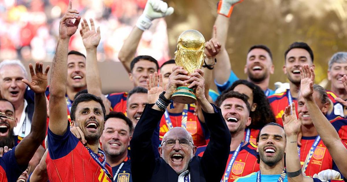 Luis de la Fuente alza la Copa del Mundo junto a Rodri, MVP del Mundial