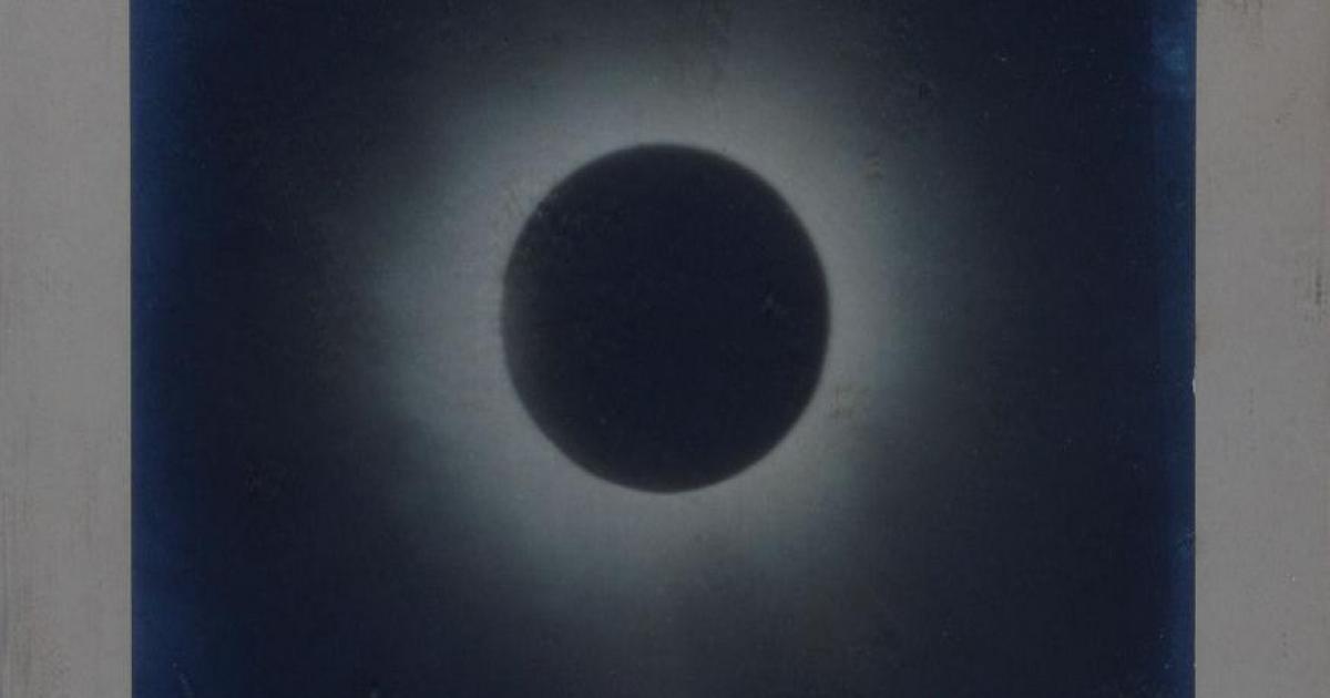 Fotografía del eclipse solar de 1905 tomada en Burgos y con las iniciales DEB y RK.
