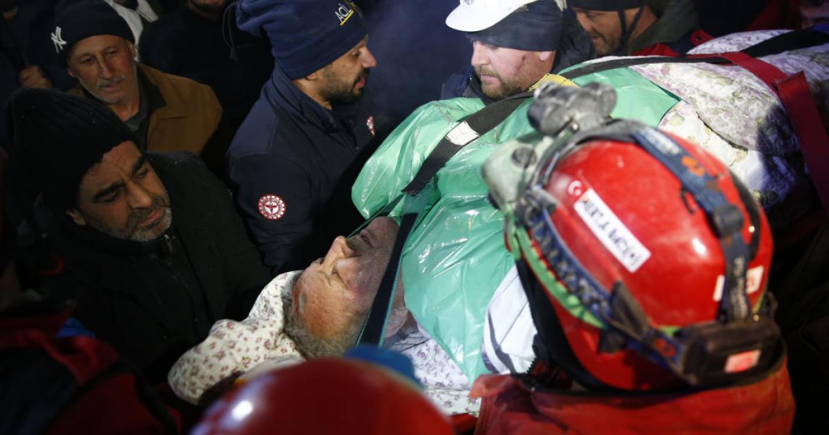 Rescate de un hombre con vida entre los escombros del terremoto en Turquía