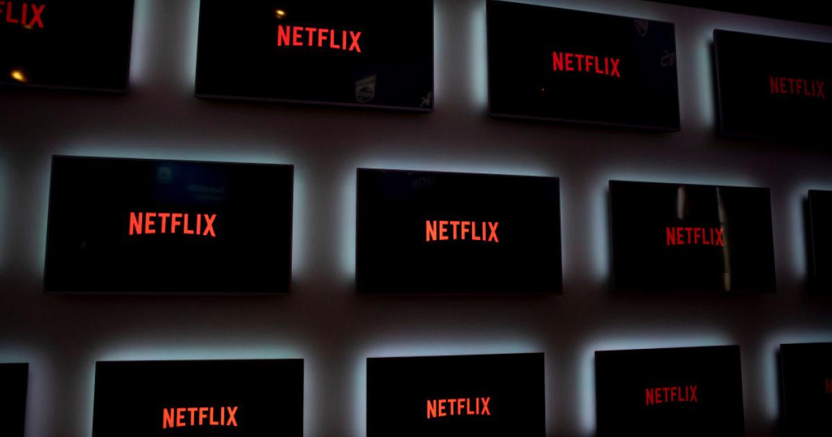 Logotipo de Netflix en varios televisores
