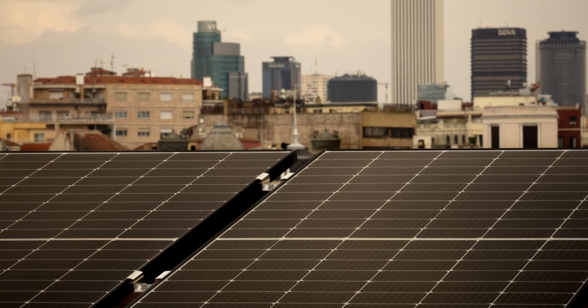Vista de una instalación fotovoltaica realizada por EDP Solar en la finca numero 15 del Paseo de la Castellana.