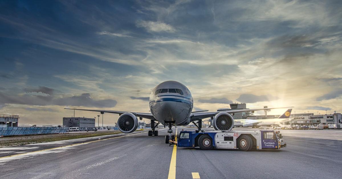 Un avión en la pista de un aeropuerto