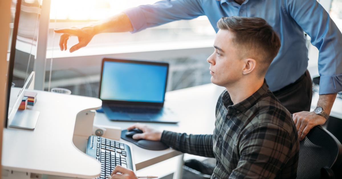 Un joven becario en una oficina.
