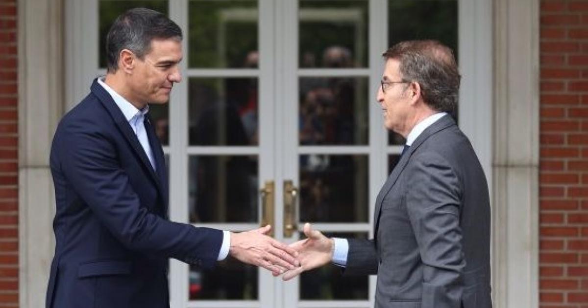 Pedro Sánchez y Núñez Feijóo, en una imagen de archivo en la escalinata de Moncloa.