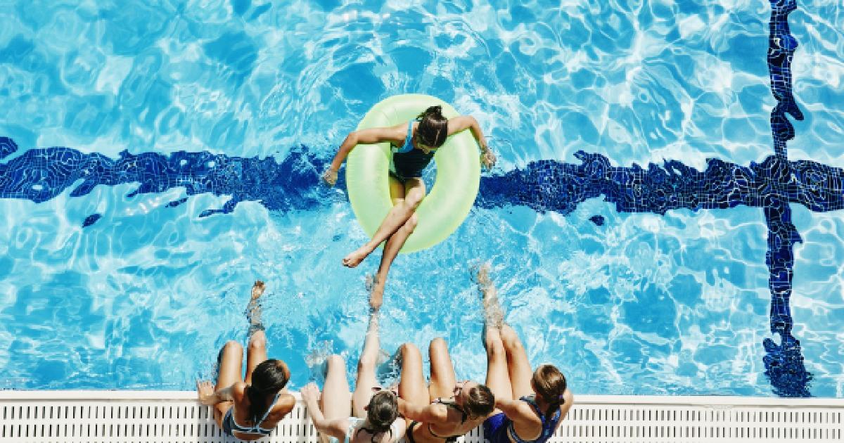 Jóvenes en una piscina comunitaria