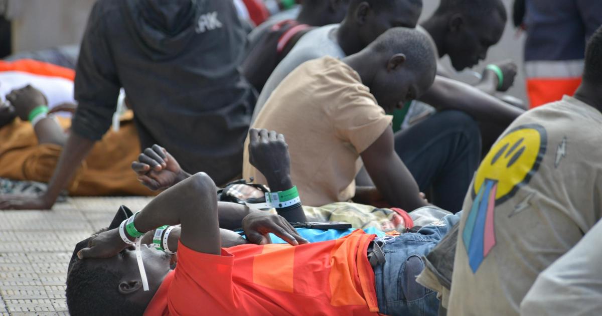 Uno de los ocupantes del cayuco con 121 personas localizado este jueves en El Hierro.