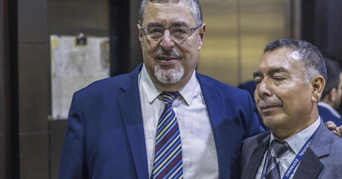 El candidato a la Presidencia por el partido Movimiento Semilla, Bernardo Arévalo (c), al salir del centro de computo del Tribunal Supremo Electoral (TSE), este lunes en Ciudad de Guatemala. El candidato de izquierda obtuvo este lunes un inesperado segundo lugar en las elecciones presidenciales de Guatemala, dominadas por la exprimera dama Sandra Torres Casanova, a la espera de enfrentarse ambos en una segunda vuelta en agosto.