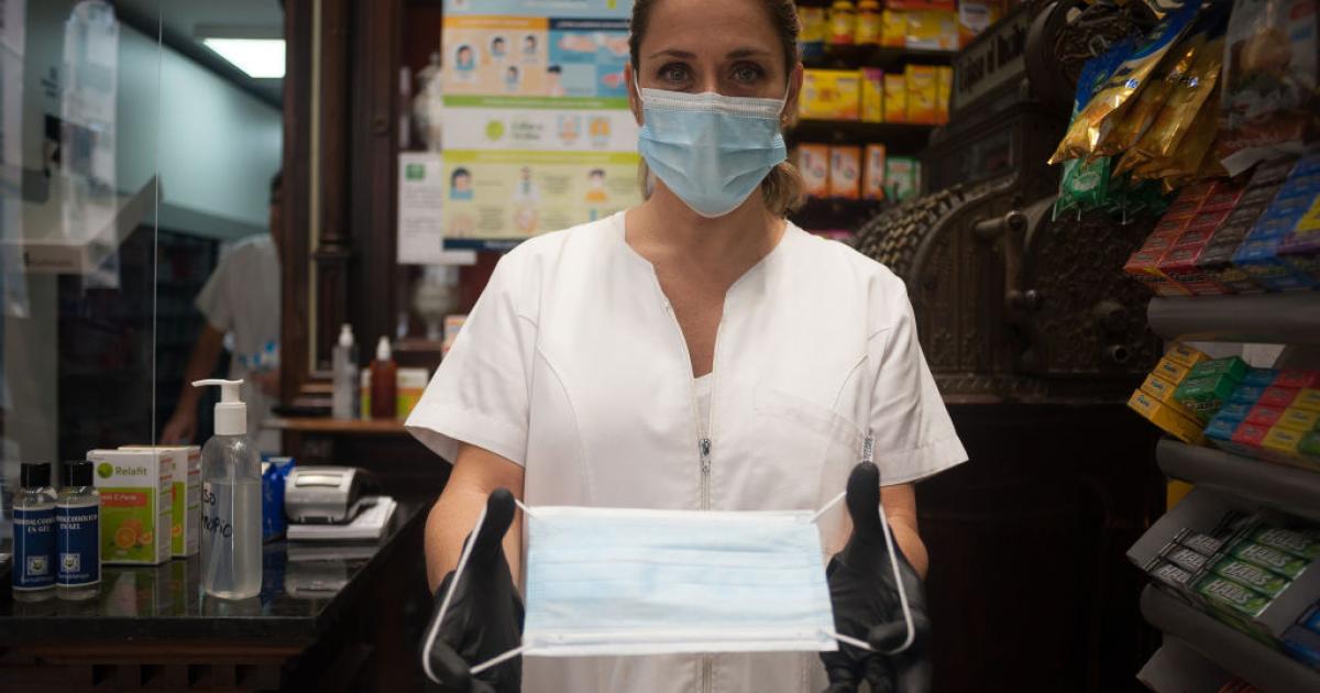 Imagen de archivo de una profesional sanitaria en una farmacia.