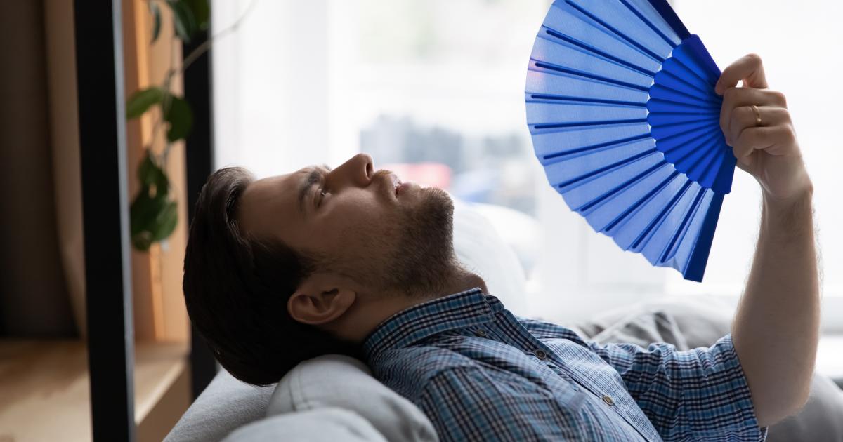 Un hombre que no puede más de calor en su casa.