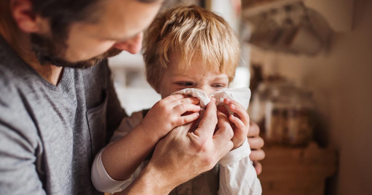 Un padre cuidando de su pequeño enfermo.