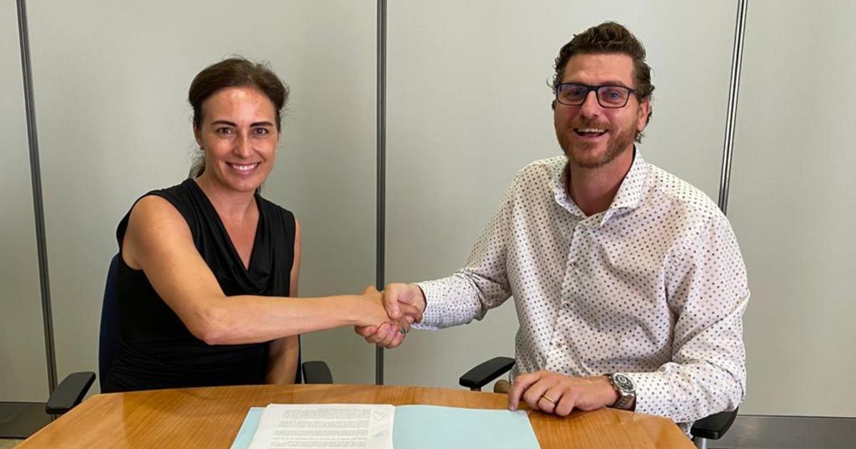 Los portavoces de Vox y del PP en el Parlament balear, Idoia Ribas (i) y Sebastià Sagregras (d), durante el acto de firma del acuerdo programático que contempla la abstención del partido de Santiago Abascal para facilitar la investidura como presidenta del Govern balear de la líder de los populares, Marga Prohens, quien formará ejecutivo en solitario.