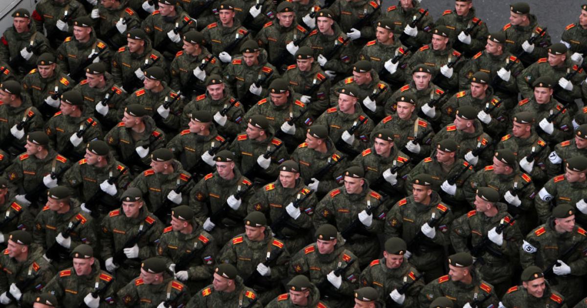 Soldados rusos desfilan para conmemorar el Día de la Victoria sobre la Alemania nazi.