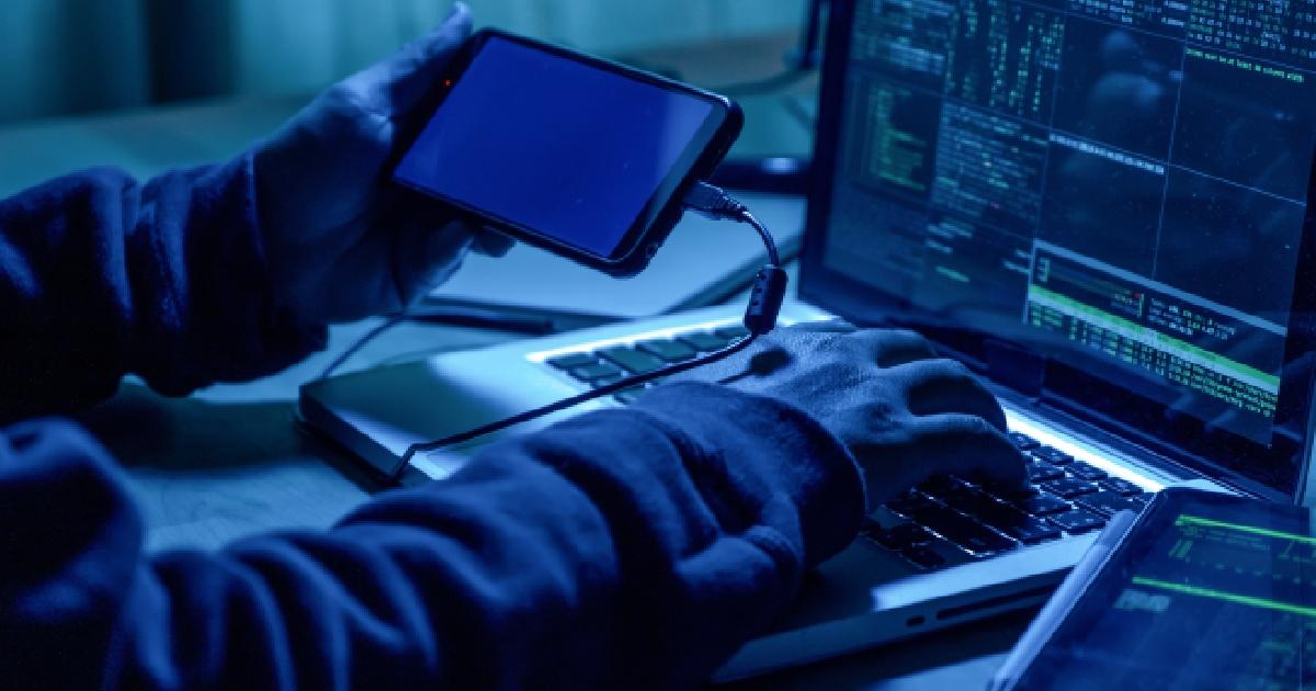 Hacker cometiendo un ciberdelito