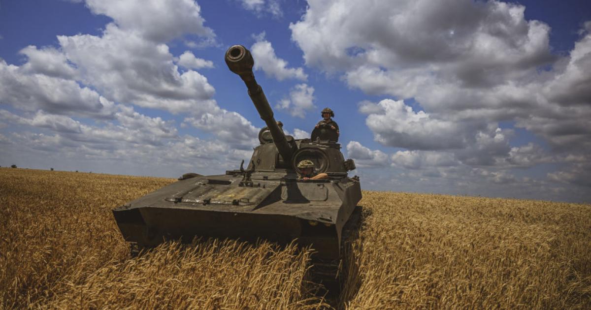 Carristas ucranianos patrullan una zona del frente de Vuhledar (Donetsk).