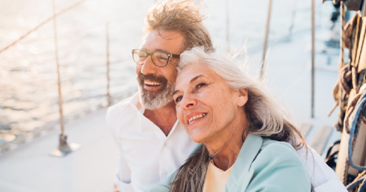 Dos personas mayores, en un viaje