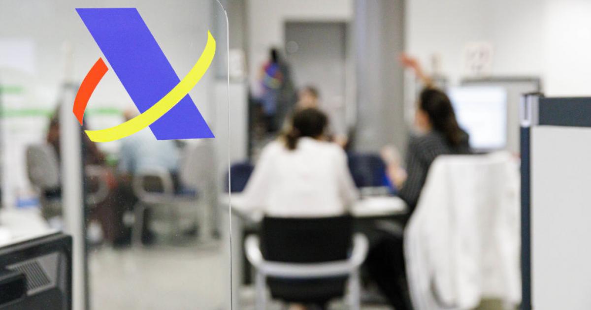 Varias personas acuden a su cita presencial con la Agencia Tributaria para presentar la declaración de la renta.