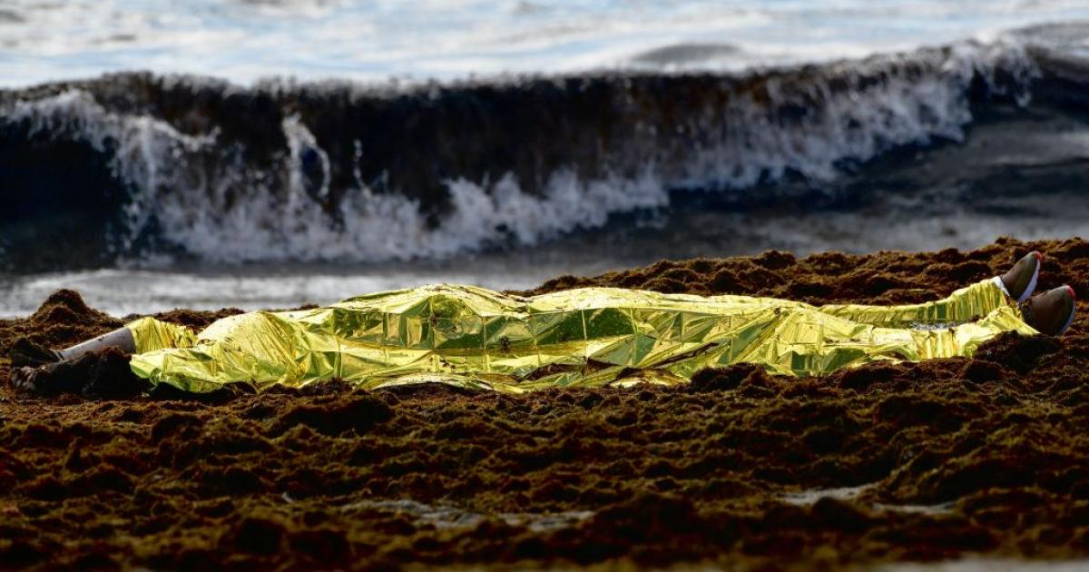 El cadáver de una persona en la playa de La Ribera (Ceuta).