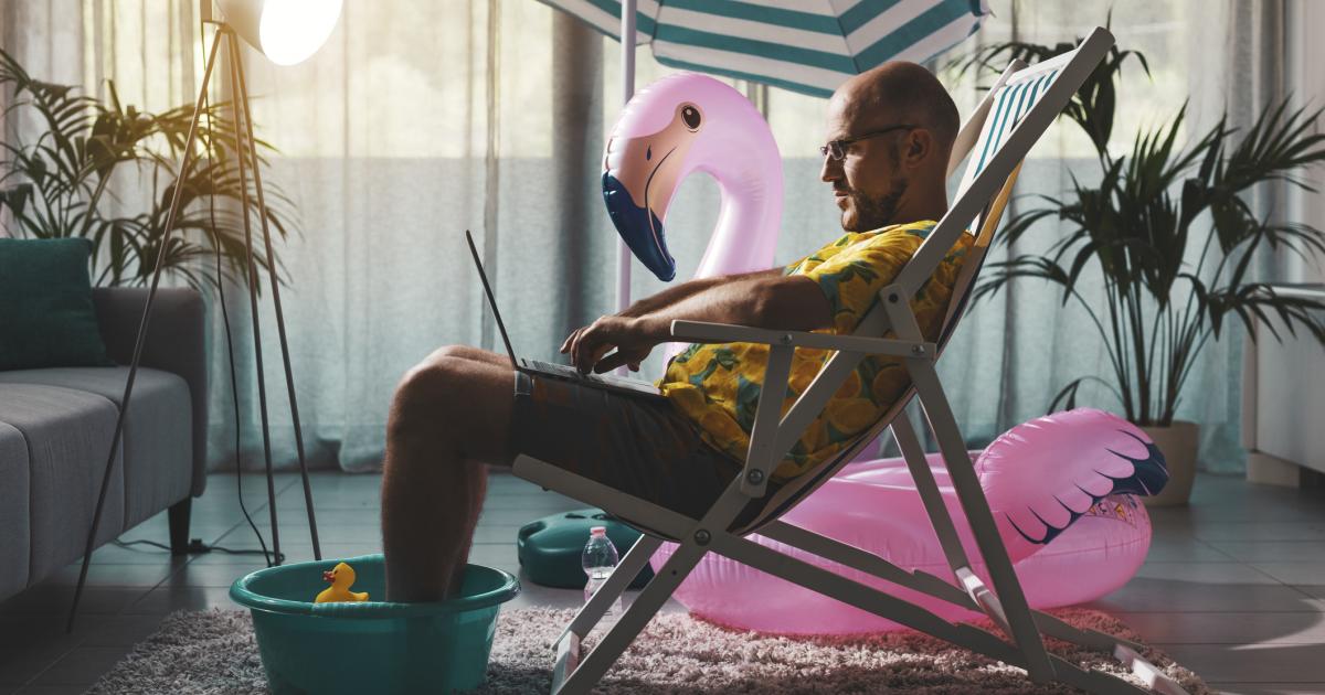Un hombre teletrabajando en verano.
