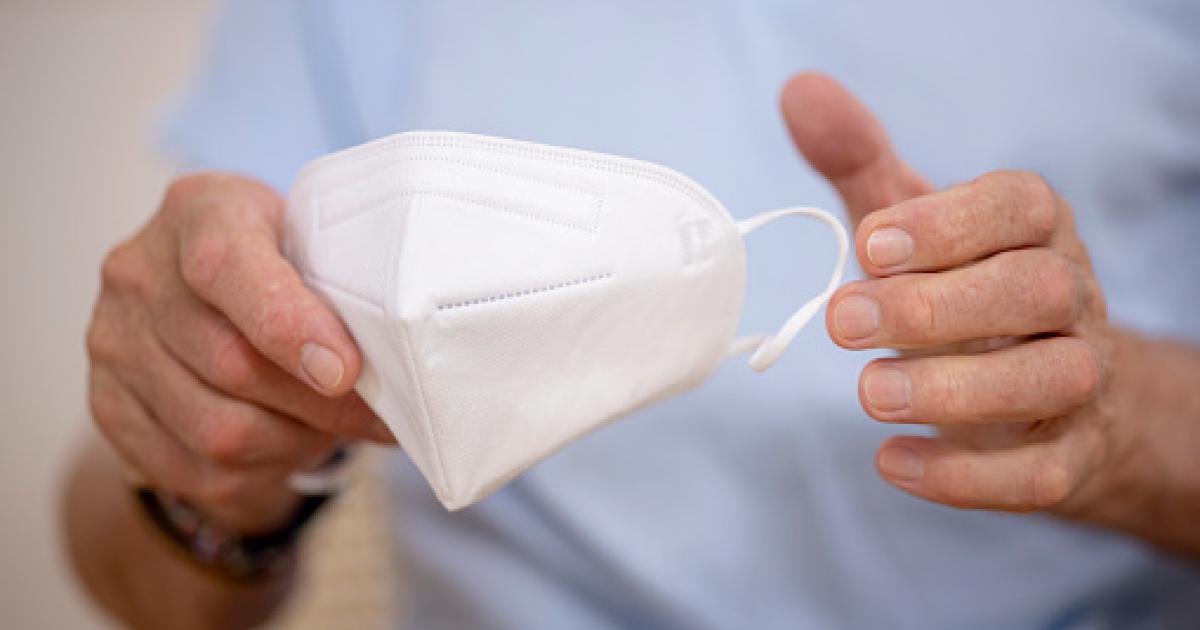 Foto de archivo de una persona con una mascarilla.