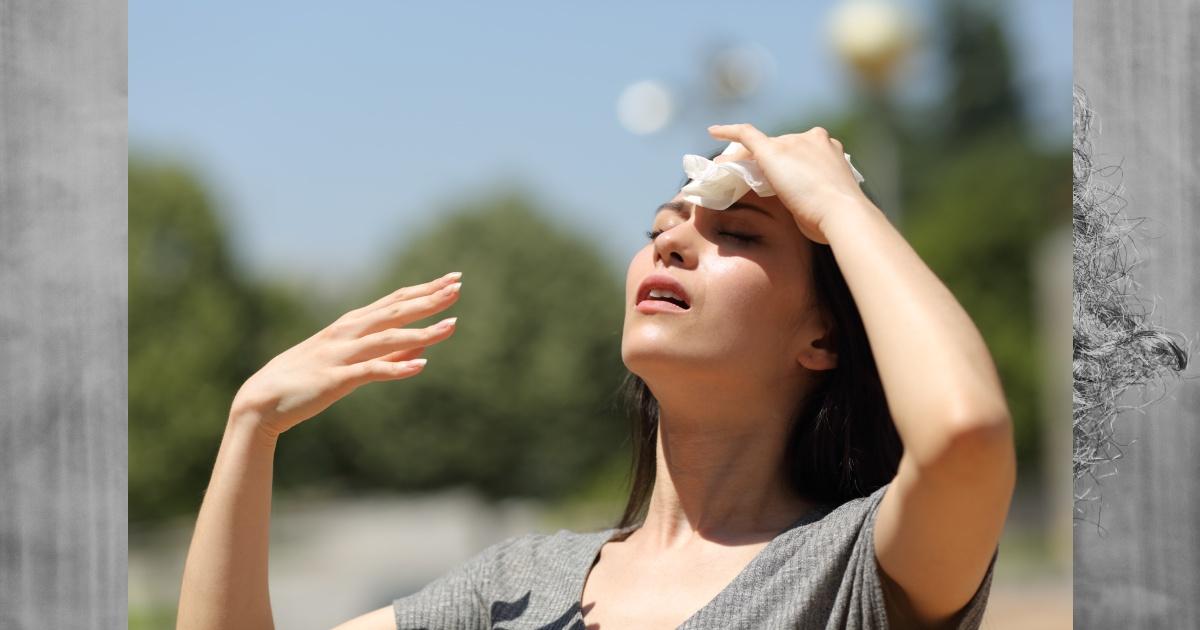 Una mujer intentando refrescarse ante la ola de calor