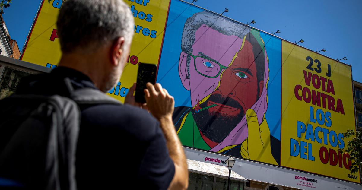 Avaaz desplegará una lona de 400 metros cuadrados con un diseño de la ilustradora Cristina Daura para denunciar los Pactos del Odio que PP y VOX han sellado en la Comunidad Valenciana, Extremadura e Islas Baleares, entre otros territorios.