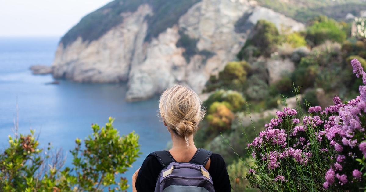 Imagen de una mujer viajando sola