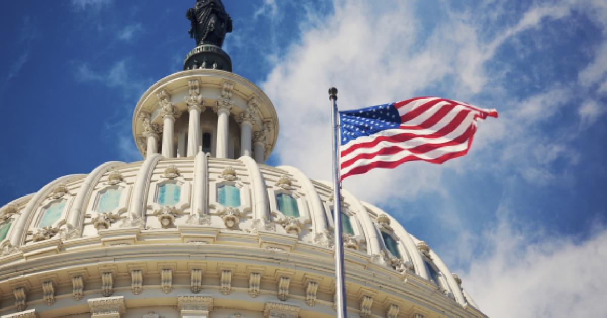 Bandera de Estados Unidos ondeando en el Capitolio