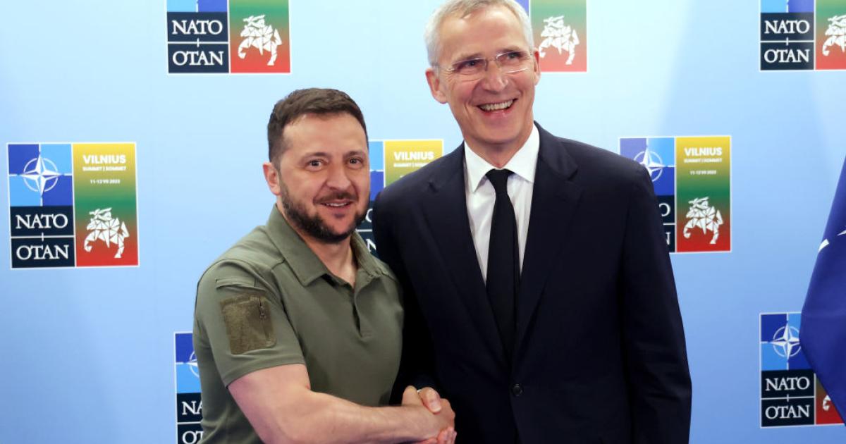 El presidente ucraniano, Volodímir Zelenski, y el secretario general de la OTAN, Jens Stolteberg, durante la cumbre de Vilna (Polonia).